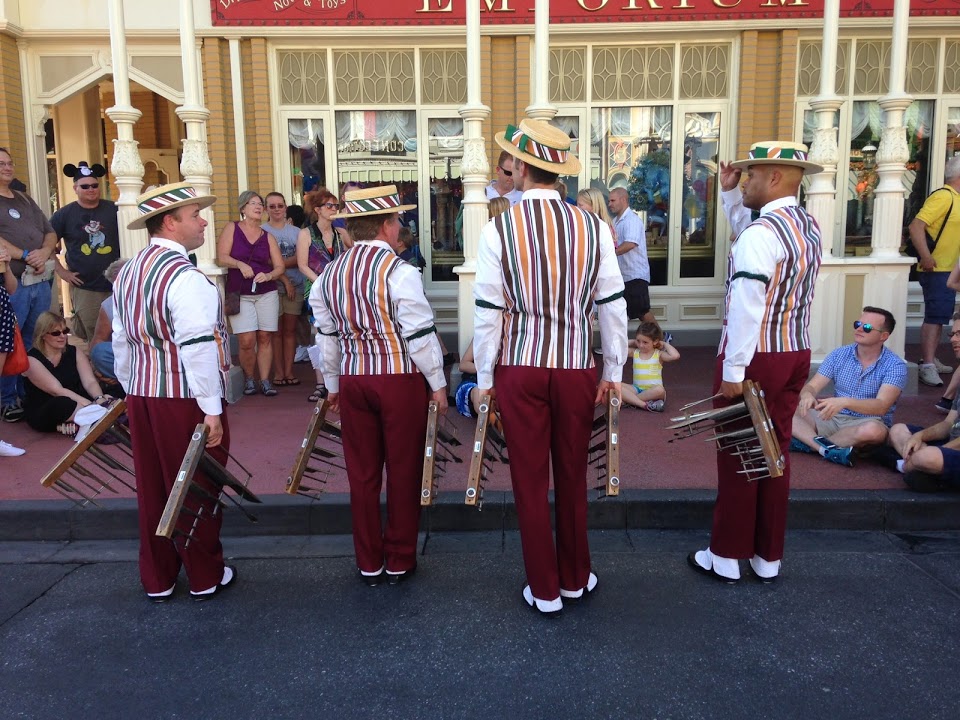 street performers at Disney World