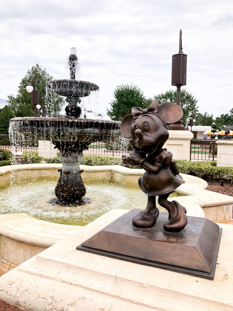 minnie mouse statue