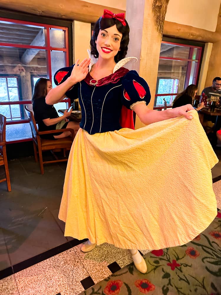 story book dining snow white
