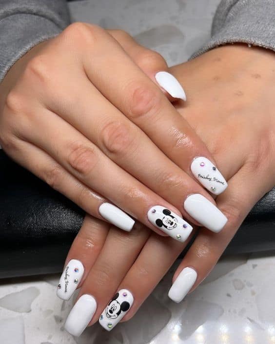 white nails with miceky mouse face