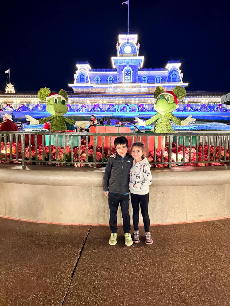 2 kids in front of Disney World