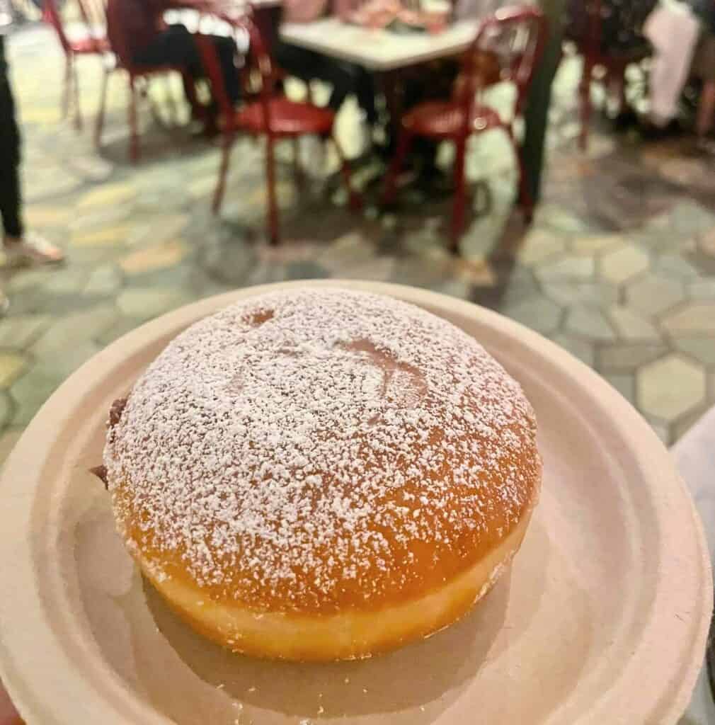 Les Halle’s- beignet with chocolate and hazelnut