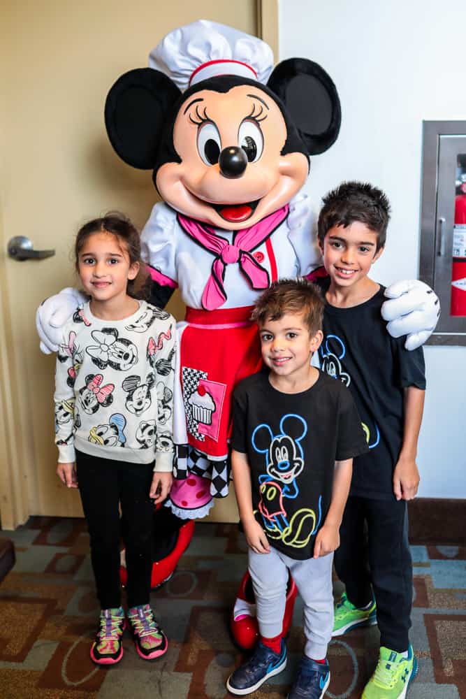 minnie with kids at chef mickey