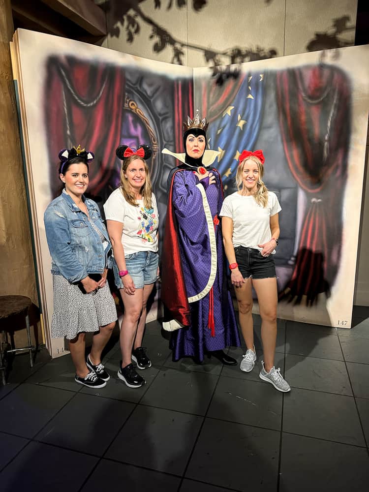 3 girls with the Evil Queen