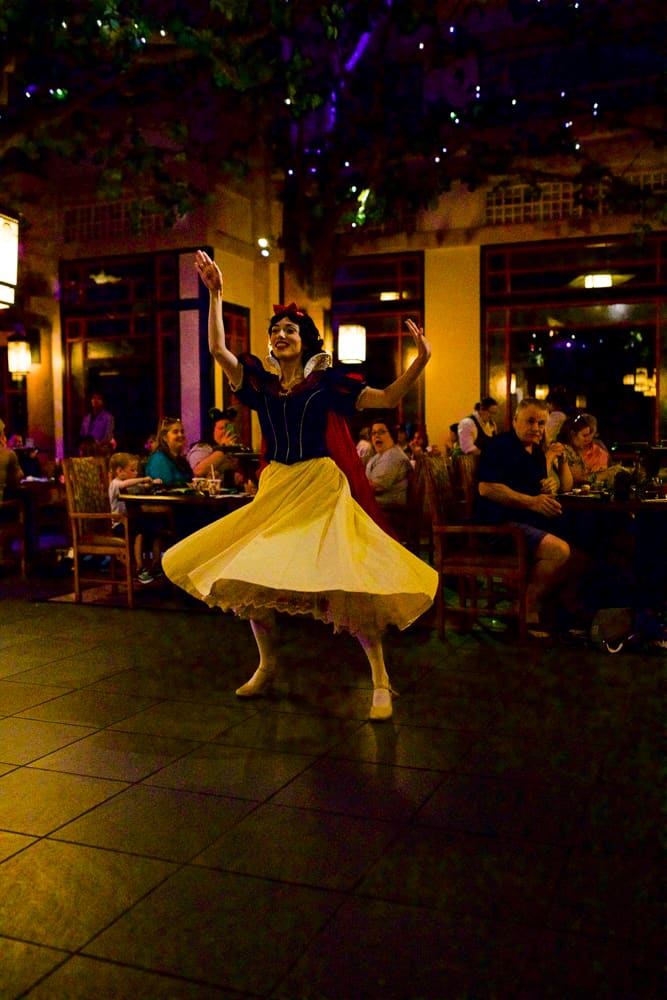 snow white dancing