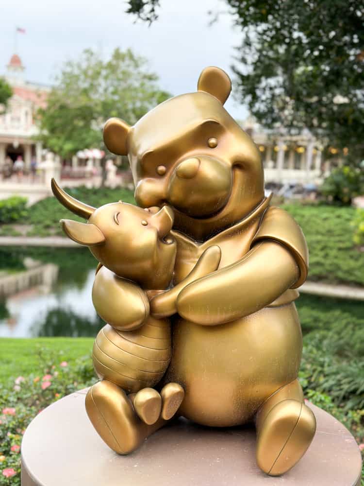 winnie the pooh and piglet statue at walt disney world's magic kingdom