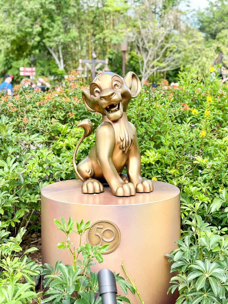 Simba gold statue