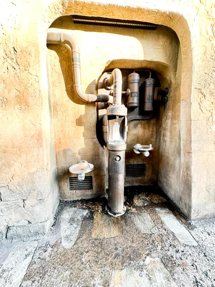 Water fountain and water bottle refill station in Galaxy's Edge Hollywood Studios