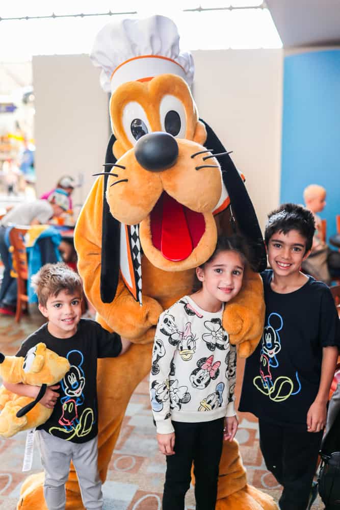 pluto with kids at chef mickey