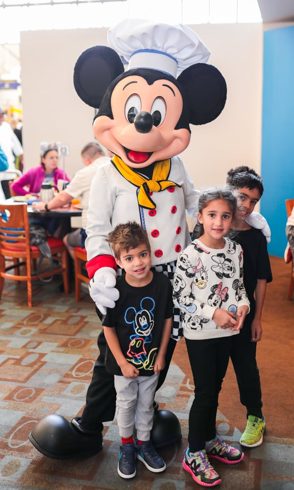 kids with mickey at chef mickeys
